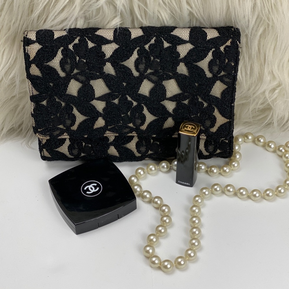 EUC NEIMAN MARCUS LACE AND EMBROIDERED CLUTCH